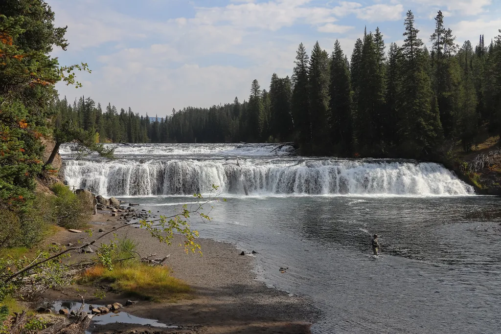 Cave Falls Trailhead (9K2)