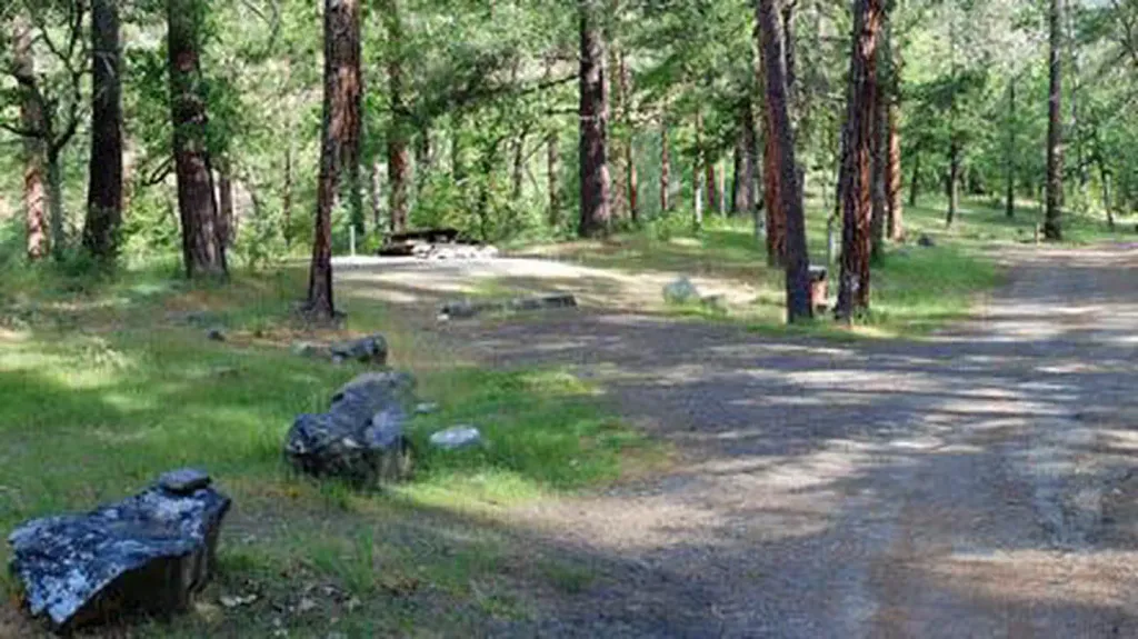 JACKSON CAMPGROUND ON THE APPLEGATE RIVER