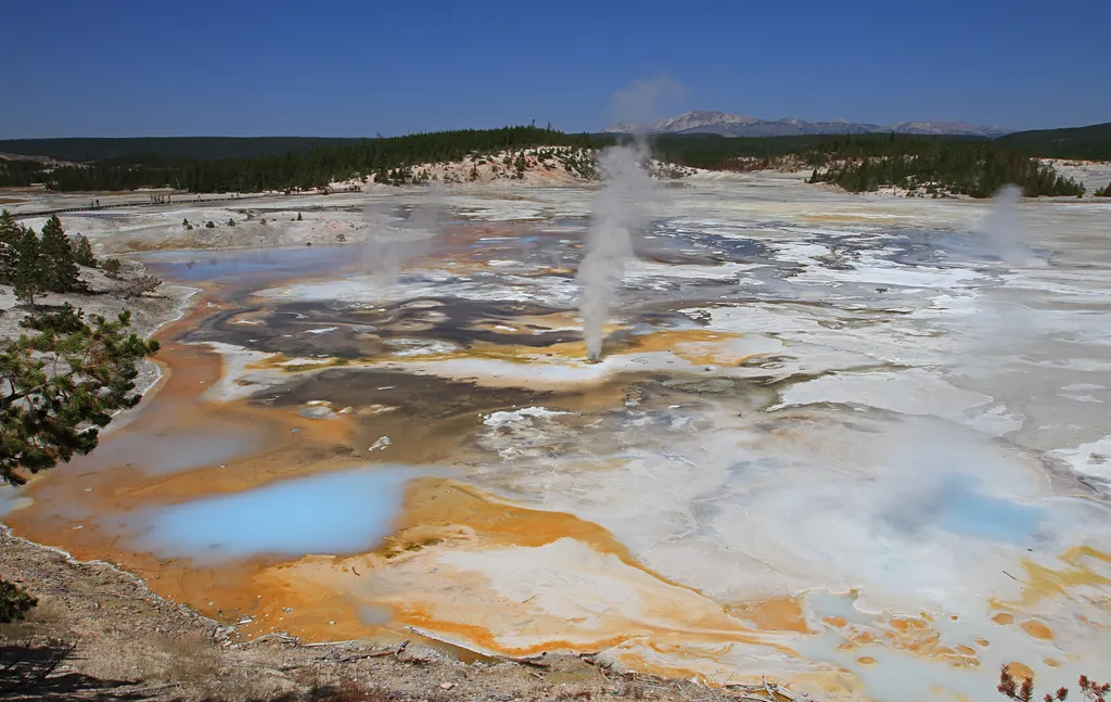 Fumaroles in Porcelain Basin